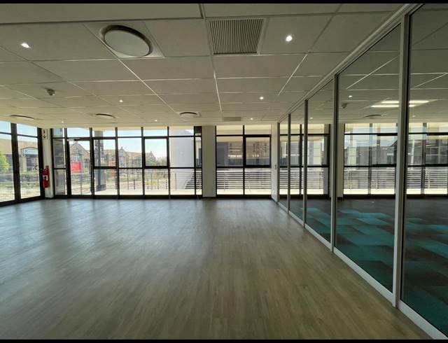 1,006M² OFFICE TO LET IN BRYANSTON
